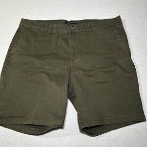 Saks Fifth Avenue men's olive green chino shorts made of stretch cotton, size 38
